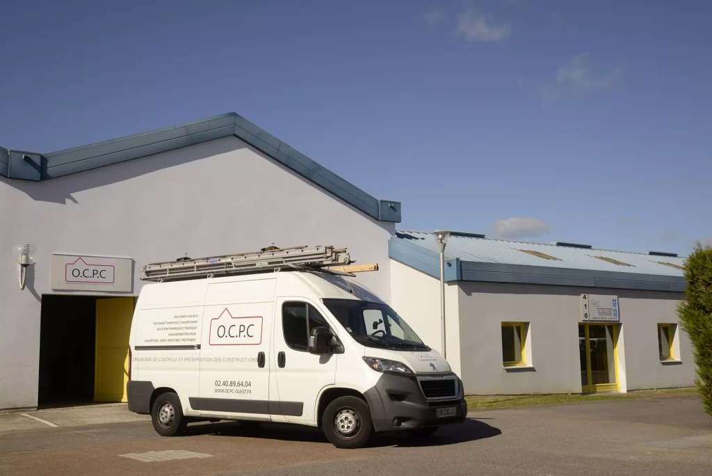 Véhicule O.C.P.C devant les locaux de l’entreprise